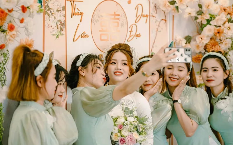 What Is A Live Photo Wall? 🤔