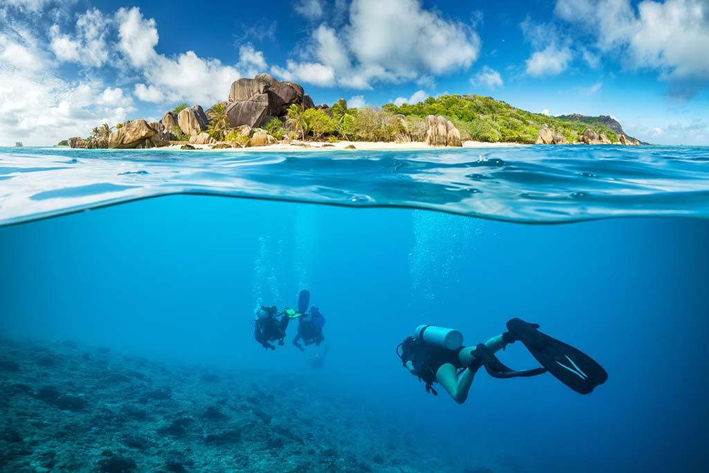 2_divers-below-the-surface-in-seychelles_123875326.jpg