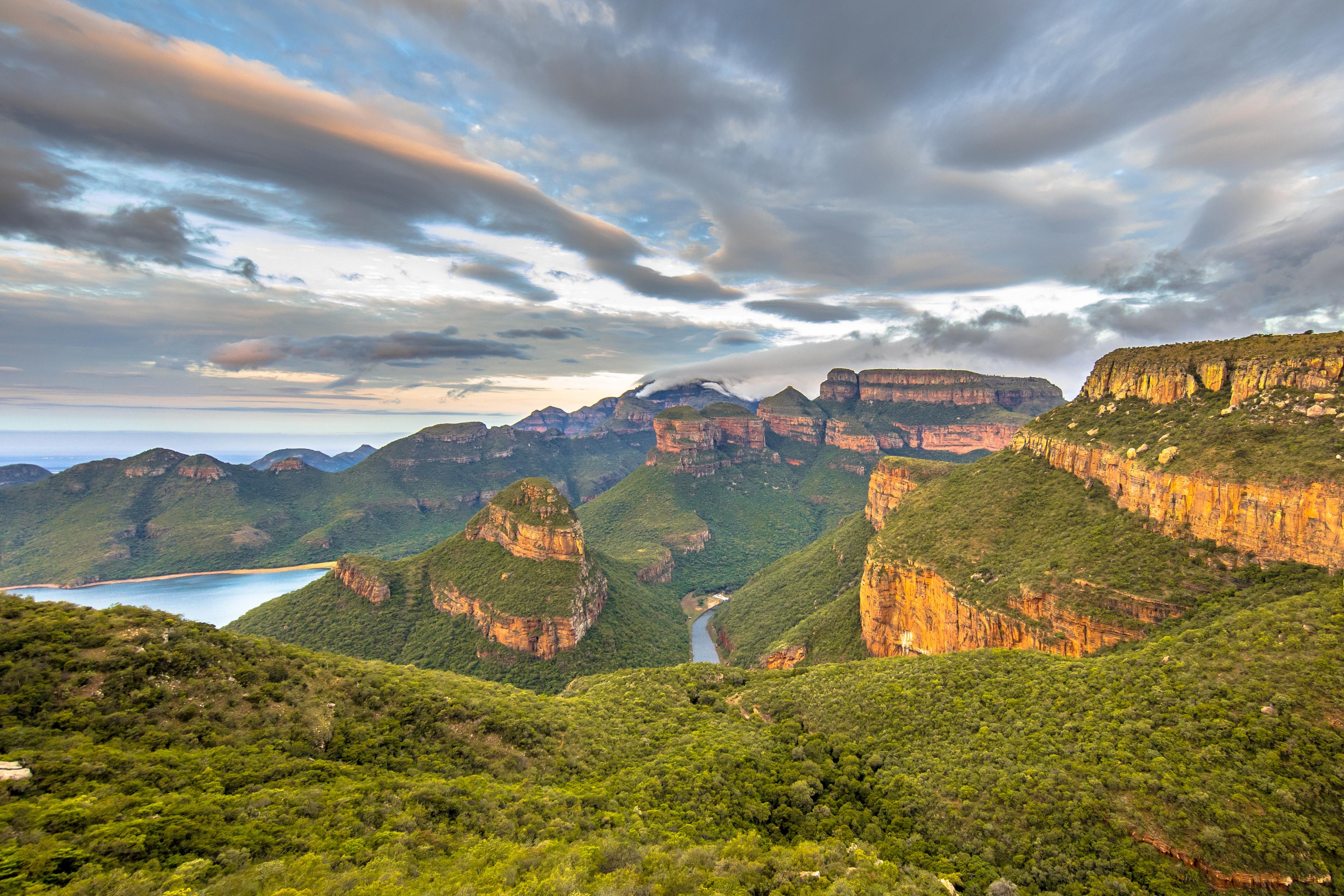 blyde-river-canyon-three-rondavels-view_272286563.jpeg