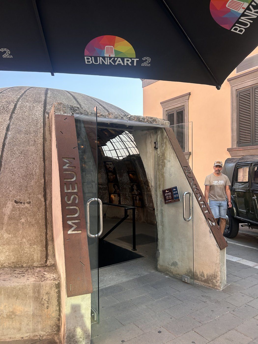 Entrada al museo Bunk'Art en Tirana, Albania