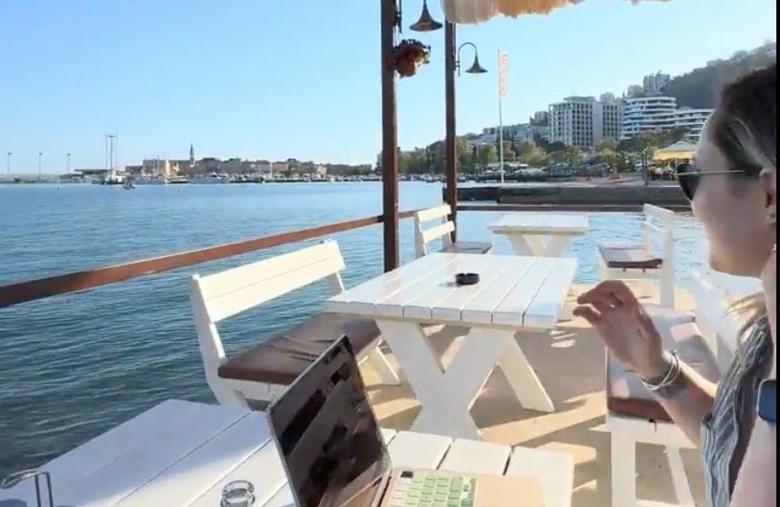 Trabajo remoto: así lo hacemos mientras cruzamos el mundo en un Tesla