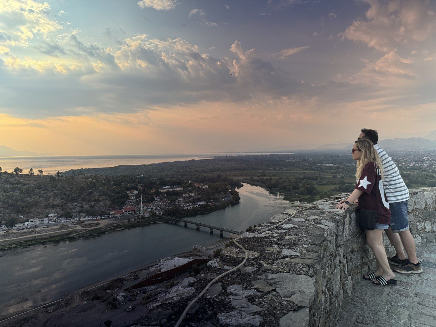 La vista panorámica desde el castillo de Rozafa en Shkodër