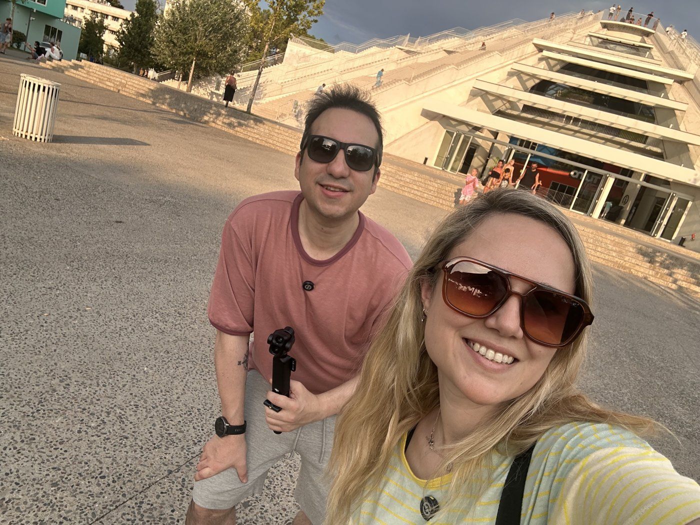 Carla y Gonzalo frente a la Pirámide de Tirana, Albania