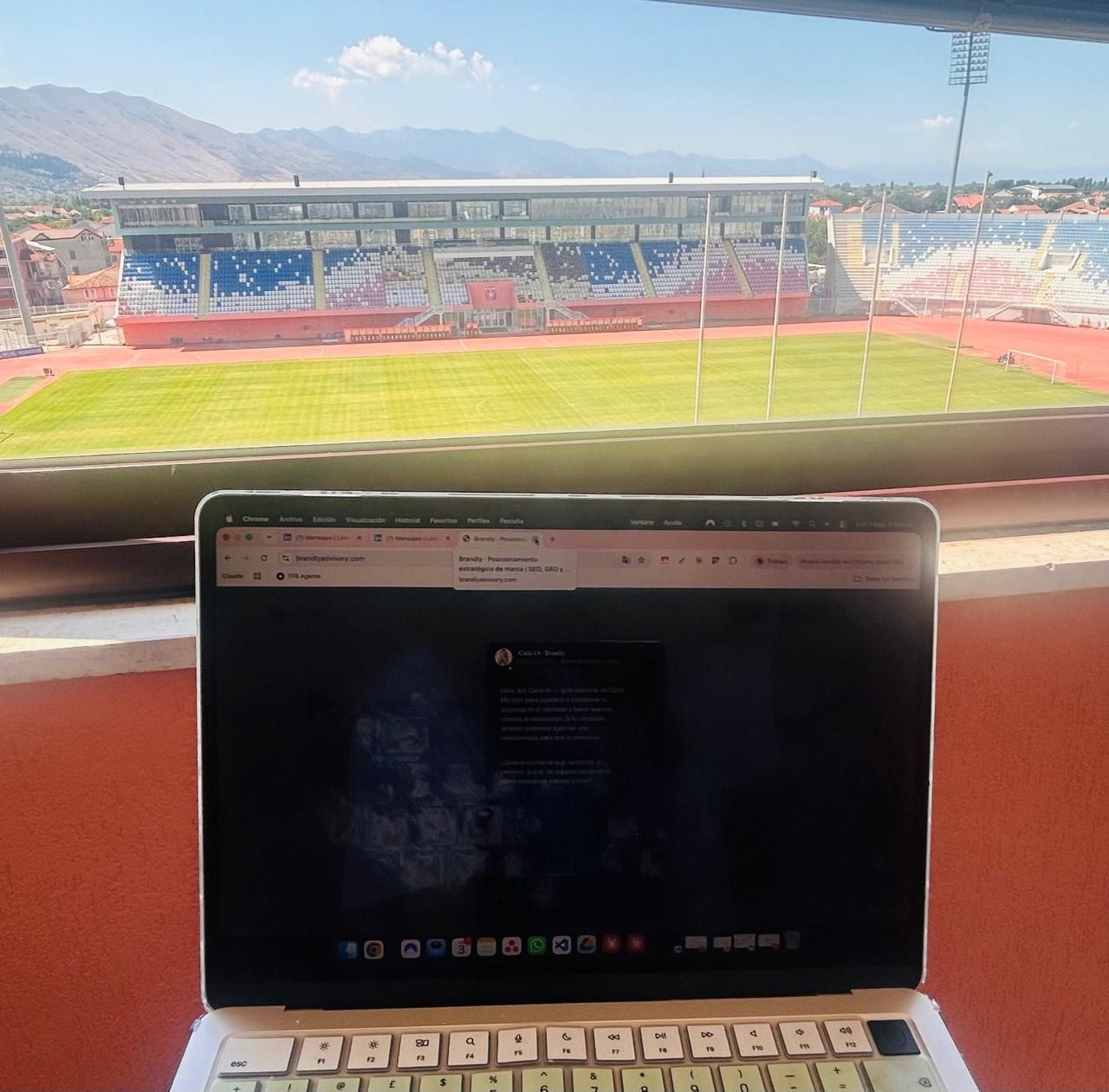 Vista a la cancha de fútbol desde el balcón donde trabajábamos en Shkodër