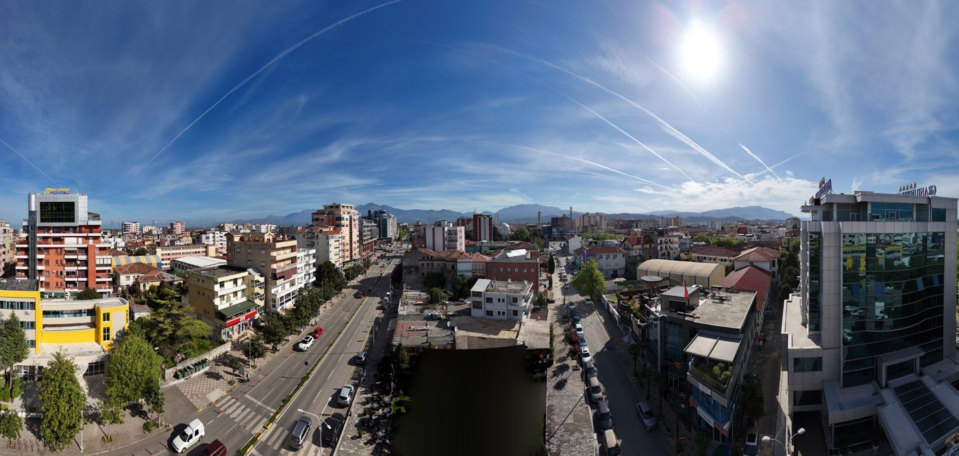 Vista aérea de Shkodër con el río y las montañas de fondo