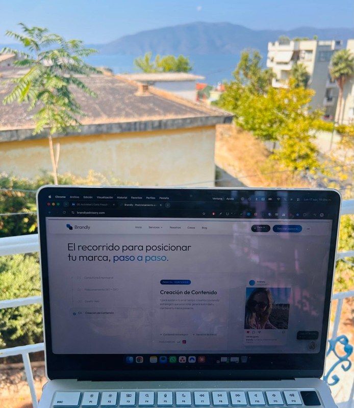 Trabajando en la computadora con vista al mar en Vlorë, Albania