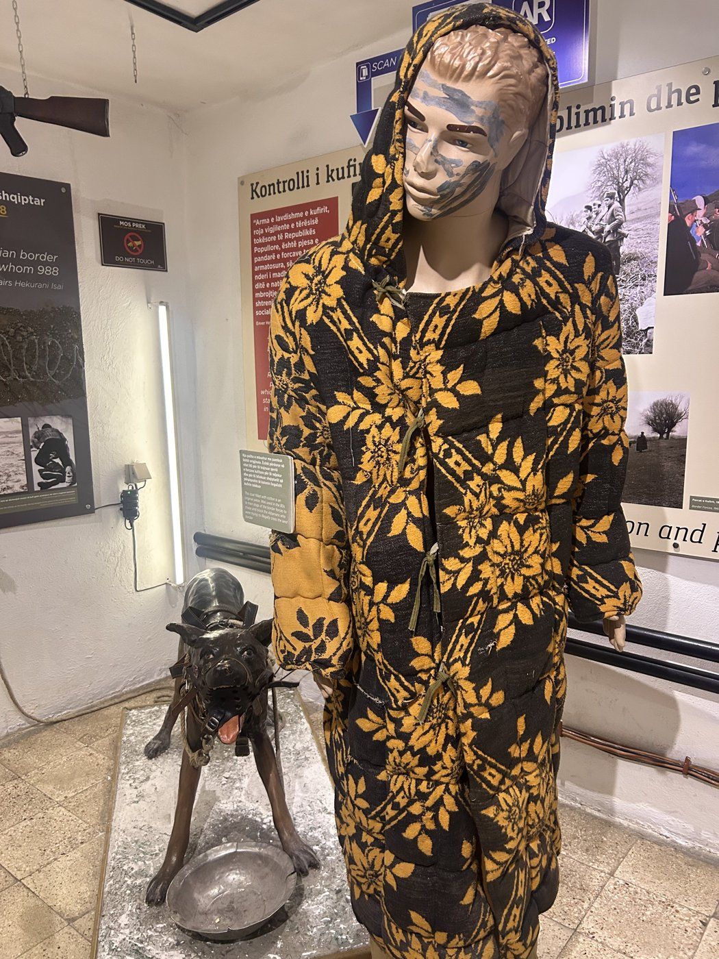 Exhibición del museo con el maniquí de un guardia fronterizo y el perro entrenado para el control de la frontera en Albania