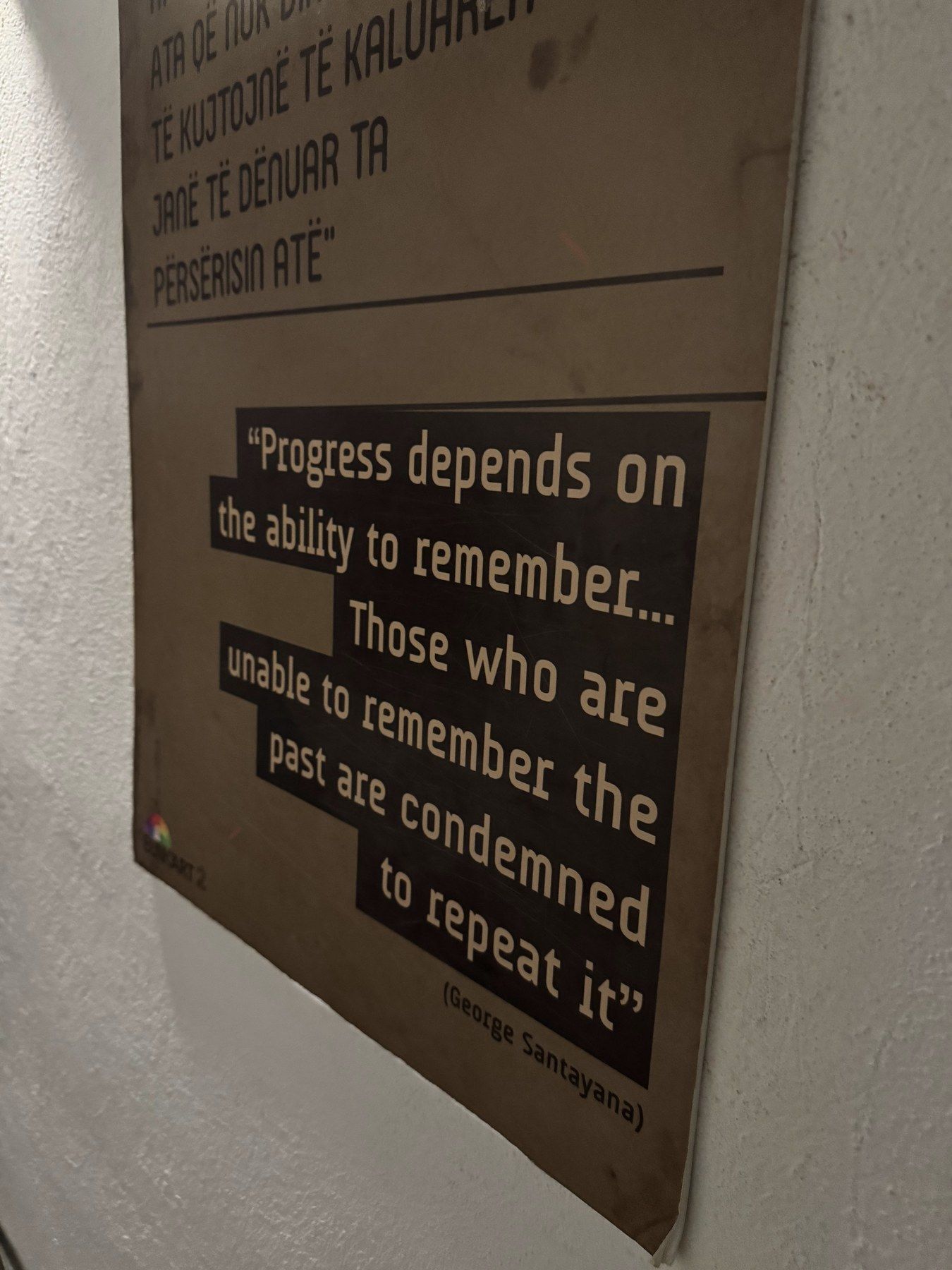 Frase de Santayana en el Bunk'Art 2, Tirana — 
