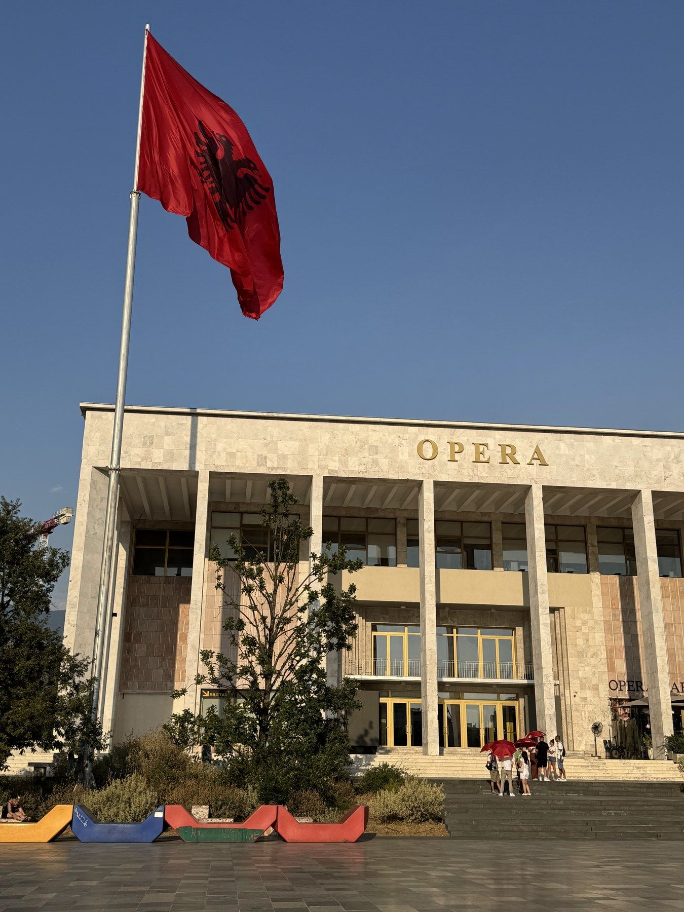 Ópera Nacional de Albania con la bandera albanesa en la plaza Skanderbeg, Tirana