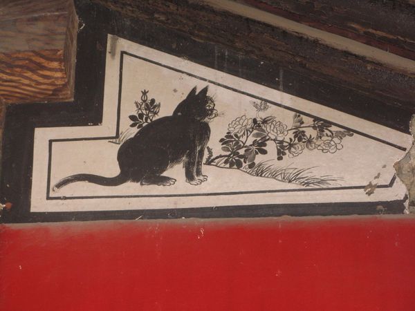 ce petit chaton s'amuse t'il avec le papillon ?