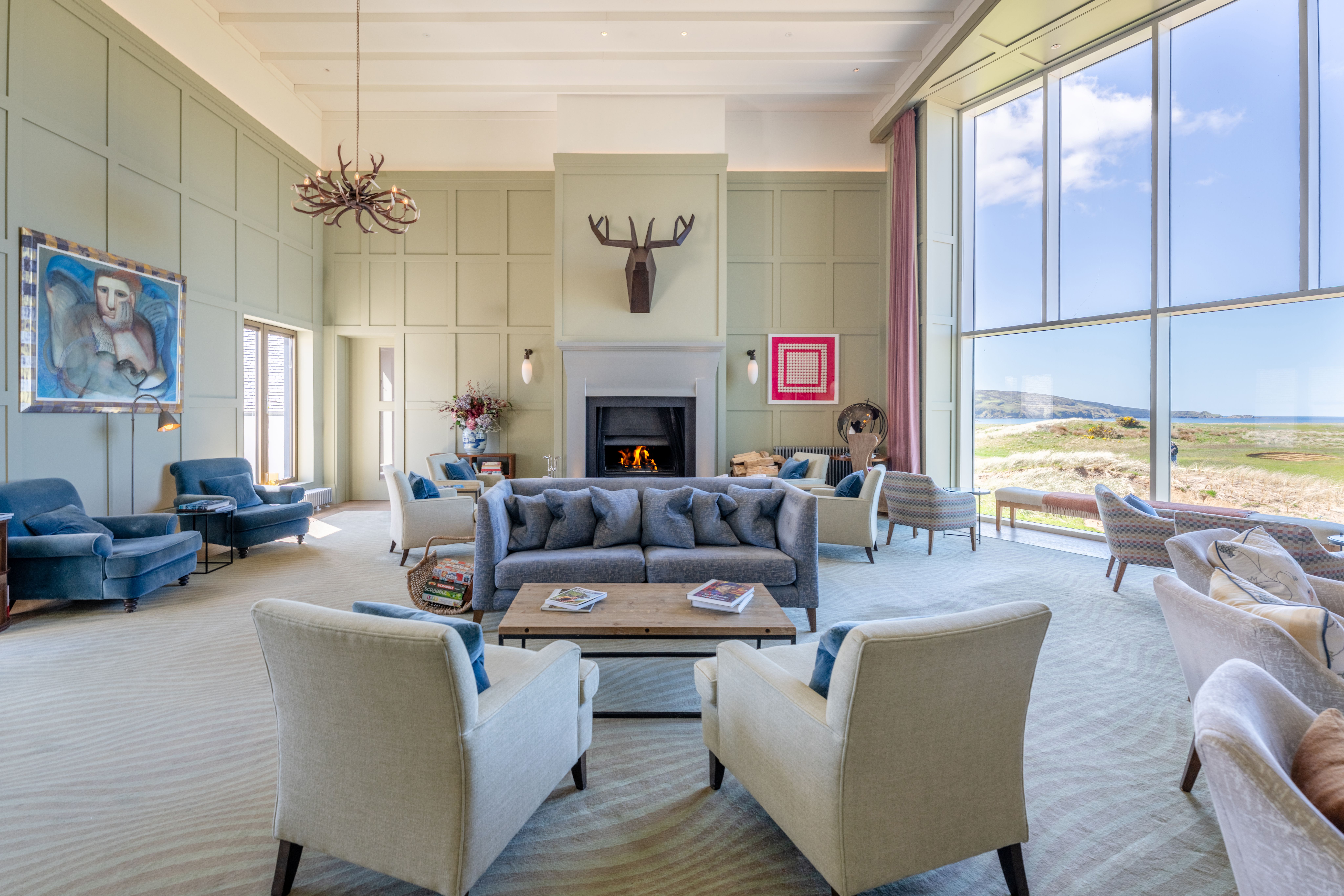 Another-Place-The-Machrie-stag-lounge-overlooking-dunes-and-links© Maciej Zalewski_Nomadiqa Ltd (2)