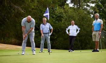 MDH_CARD_Golf_DarrenPuttting