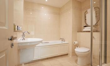 MDH_Portal_Rooms_Room302Suite_Bathroom