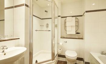 MDH_HillValley_Rooms_Room113DeluxeDouble_Bathroom