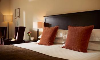 MDH_HillValley_Rooms_Room113DeluxeDouble_BedDetail