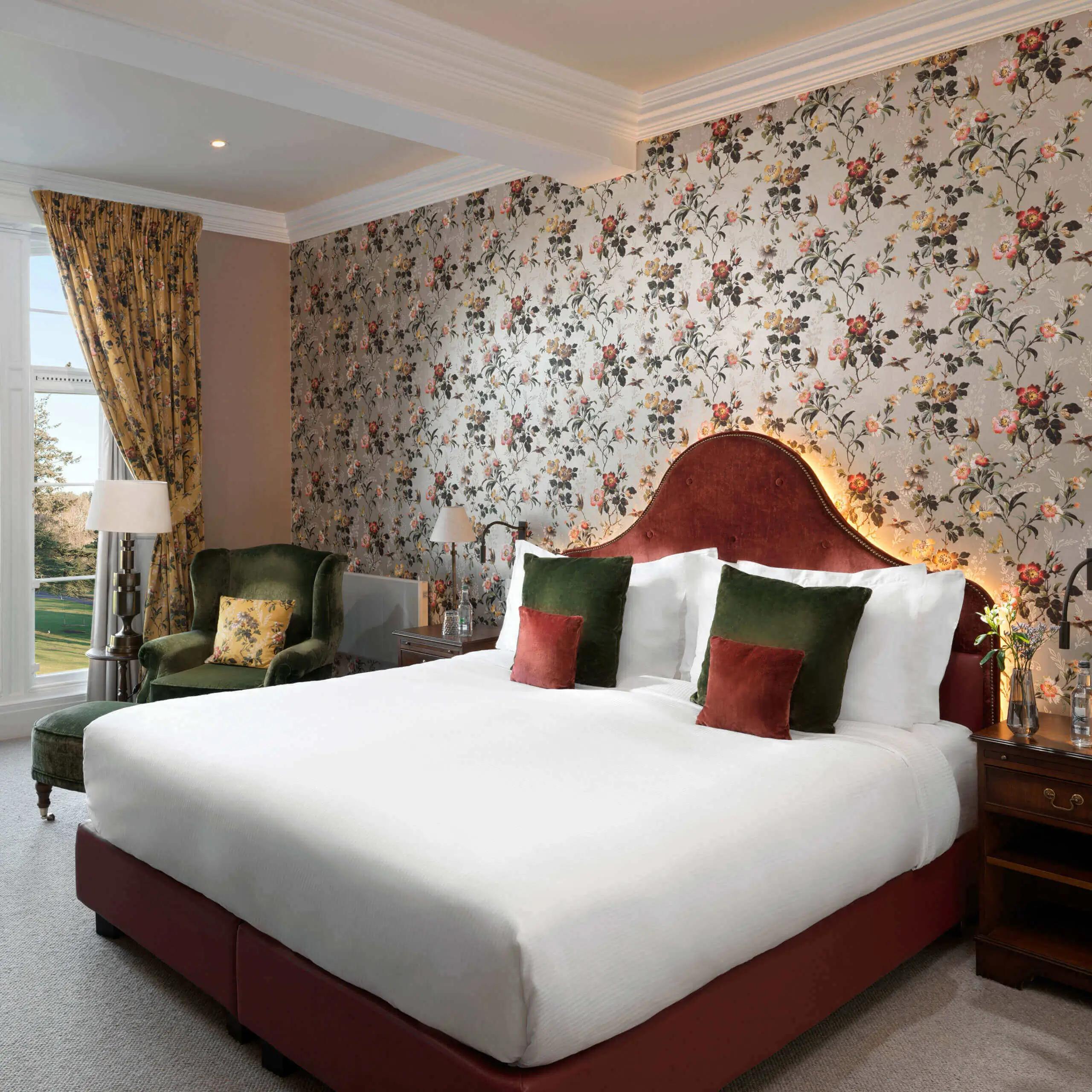 hotelroom-bed-decorativepillows-6252