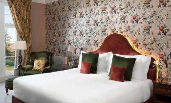 hotelroom-bed-decorativepillows-6252