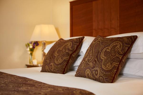 MDH_Portal_Rooms_Room302Suite_CushionsDetail