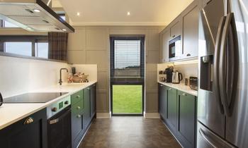 Dundonlad-Links_6-bed-kitchen-copy-min