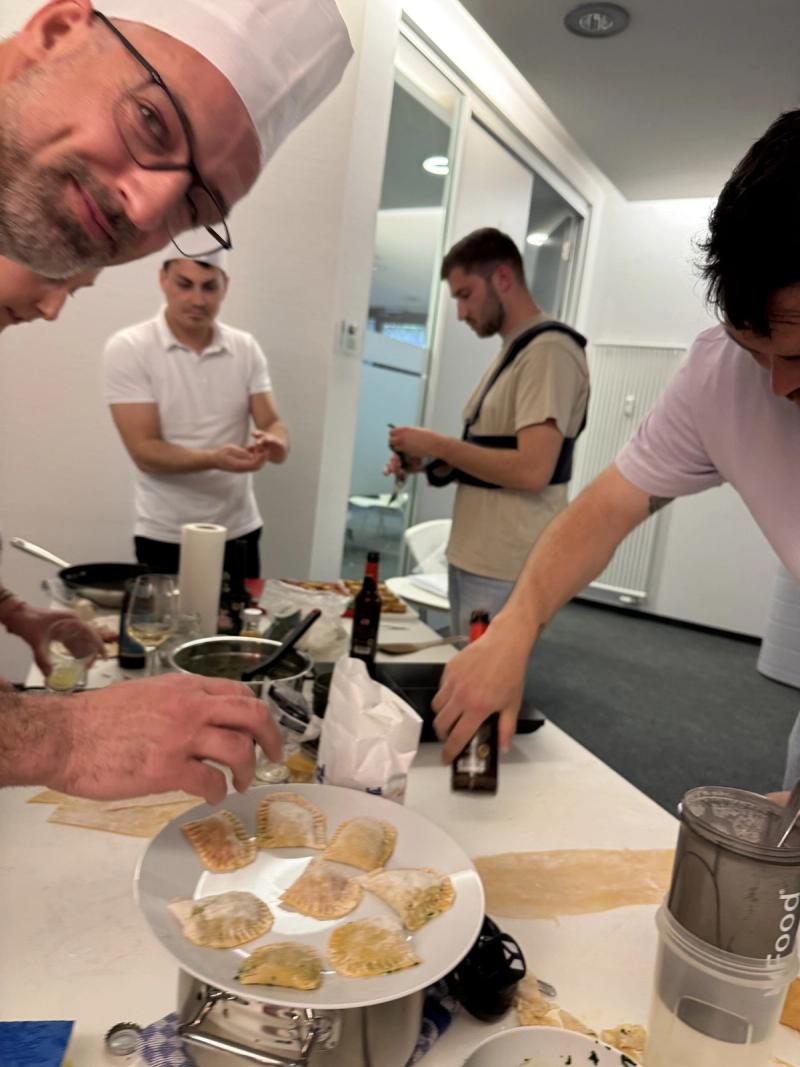 Kollegen bereiten zusammen das Essen zu