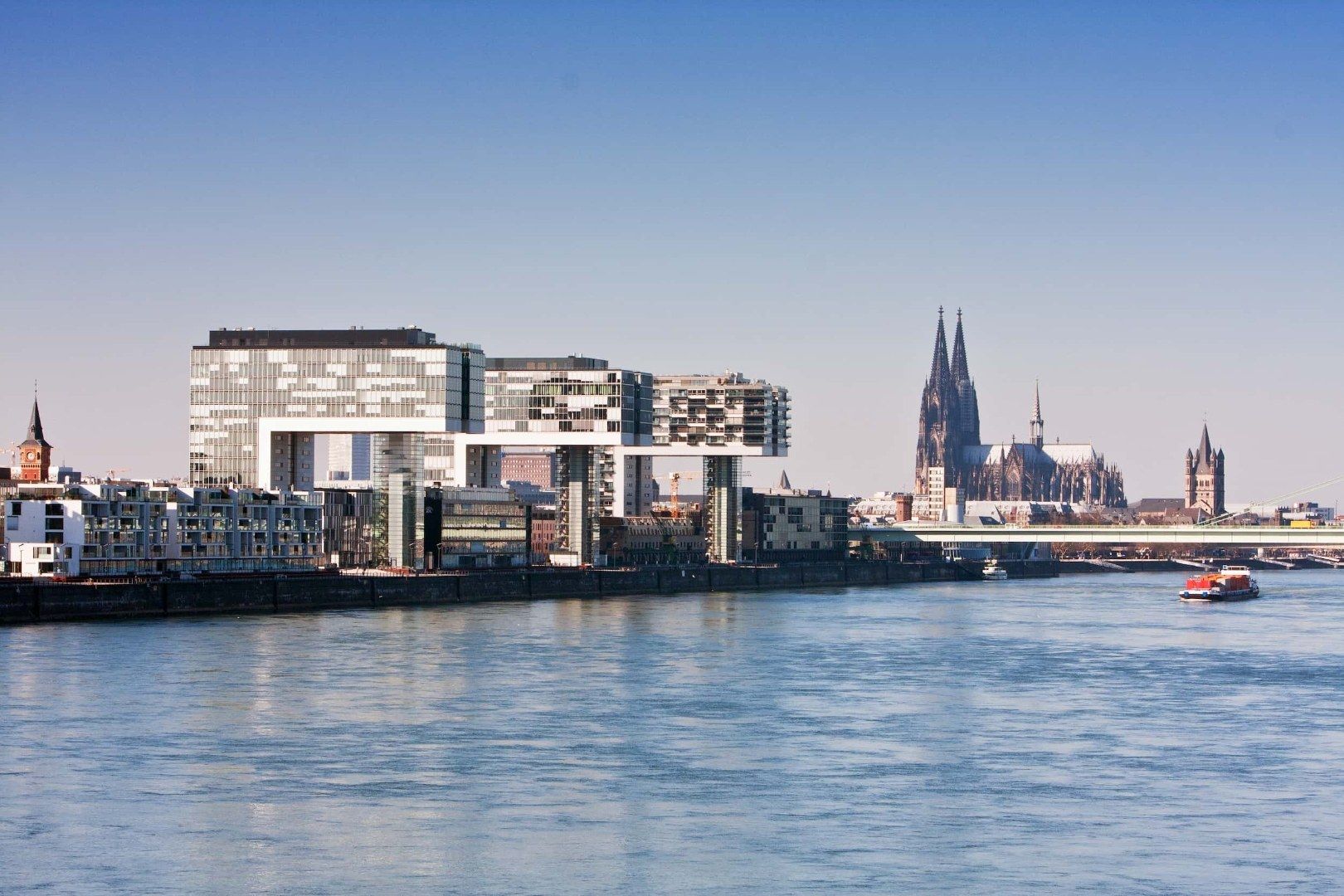 Kölner Kranhäuser am Rhein mit dem Dom im Hintergrund