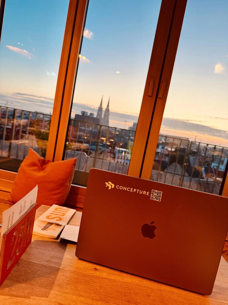 Arbeitsplatz mit weitem Blick ueber die Stadt