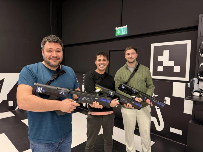 Kollegen beim Lasertag-Teamevent