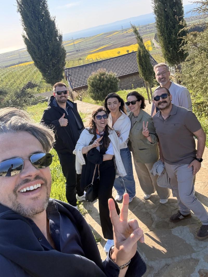 Team-Selfie bei einem Ausflug in die Weinberge