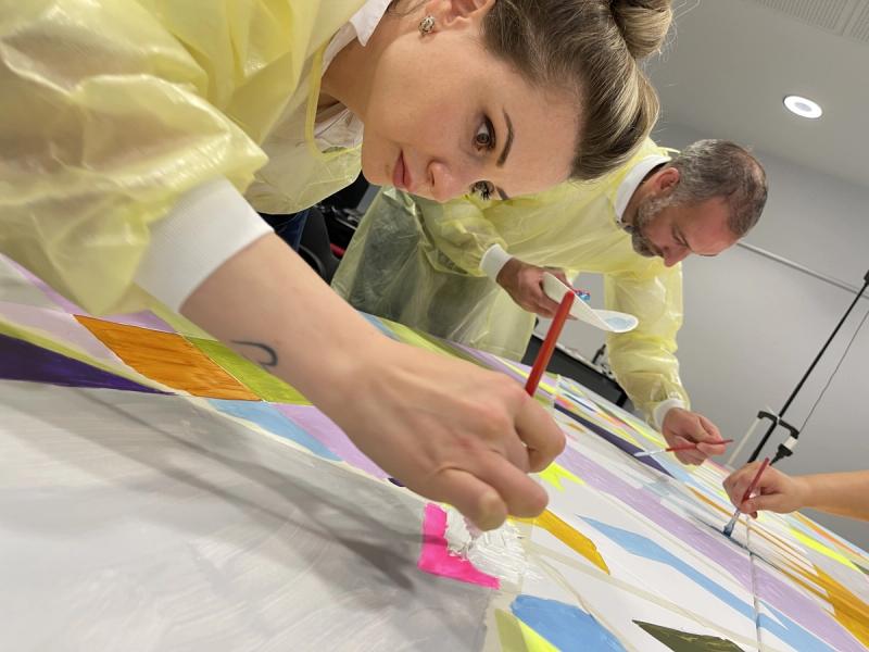 Kollegen gestalten gemeinsam beim Kreativ-Workshop