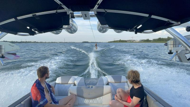 Wakeboarden hinter dem Boot auf dem See