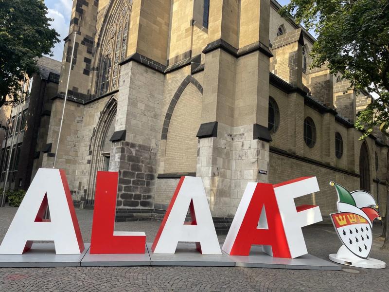 ALAAF-Schriftzug vor einer Kirche in Koeln