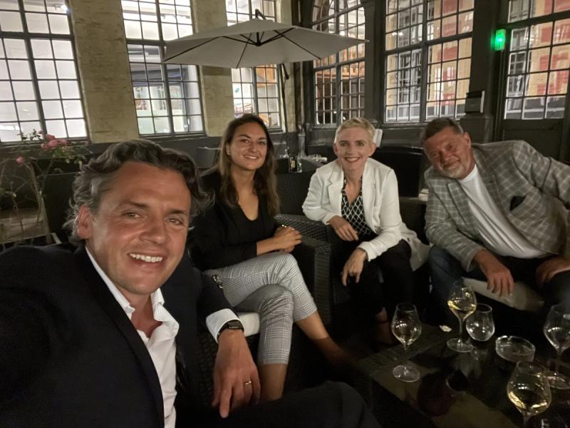 Team sitzt abends entspannt in der Lounge zusammen