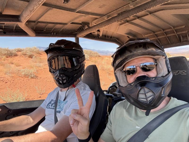 Team-Selfie im Offroad-Buggy in der Wueste