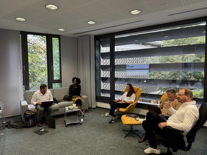 Workshop-Runde mit Gaesten in der Buero-Sitzgruppe