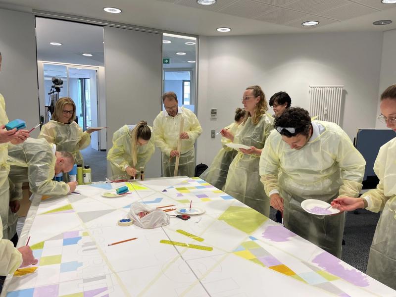 Kreativ-Workshop am grossen Tisch mit bunten Karten