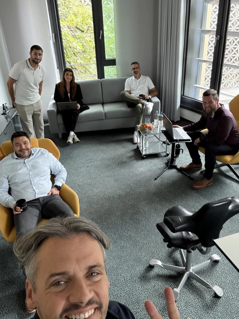 Entspannte Runde in der Buero-Lounge