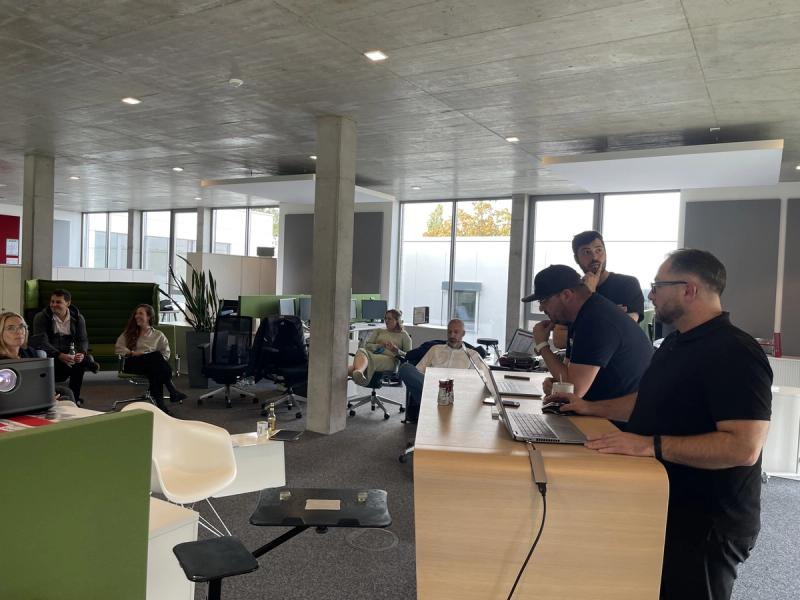 Arbeitsbesprechung im offenen Bueroumfeld