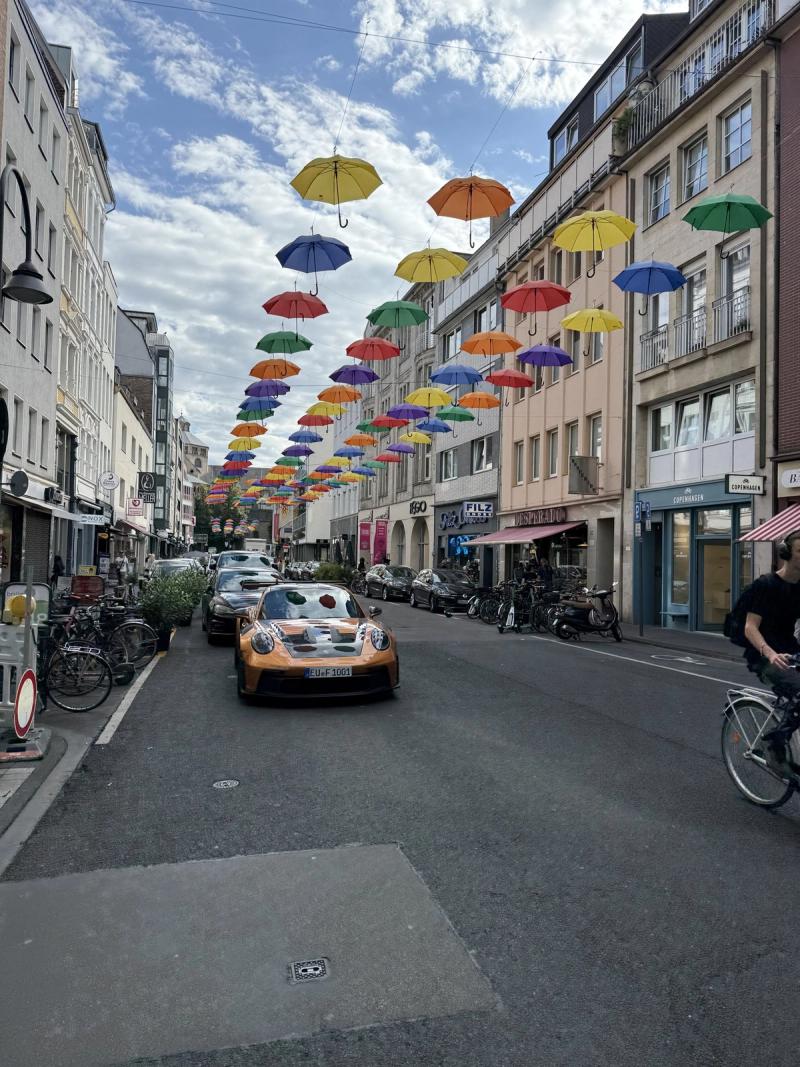 Bunte Schirme ueber einer Gasse in Koeln