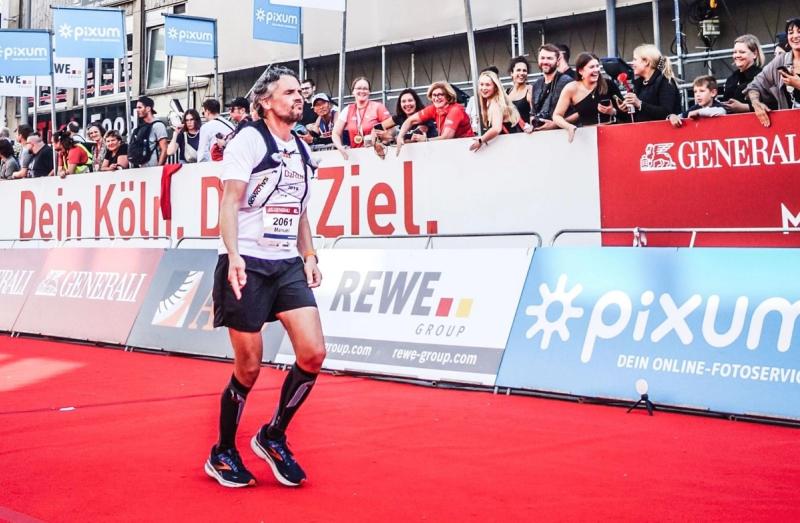 Manuel Bohé läuft beim Köln-Marathon über die Ziellinie