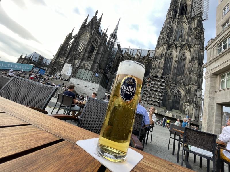 Frisch gezapftes Koelsch mit dem Koelner Dom im Hintergrund