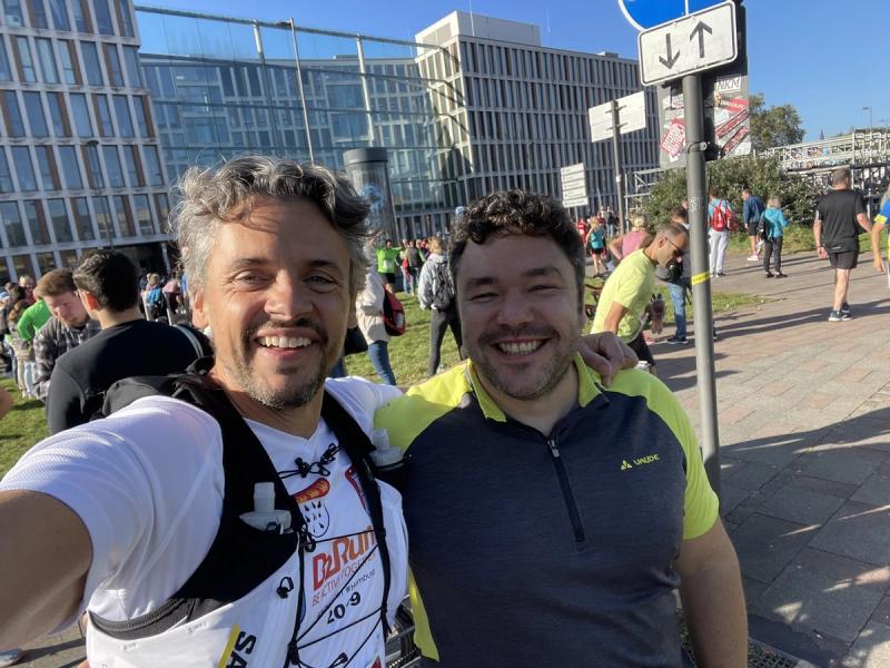 Zwei Kollegen beim sportlichen Event