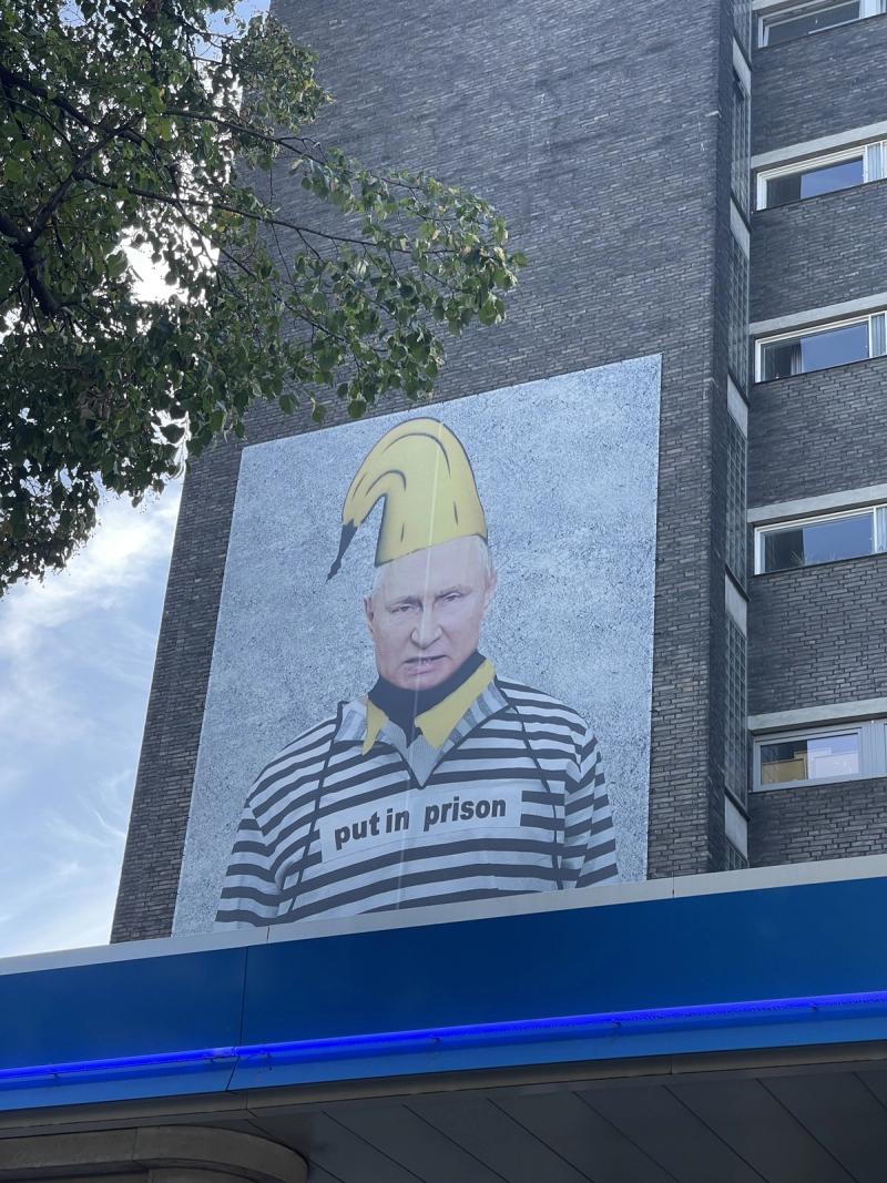 Augenzwinkernde Projektion an einer Hauswand