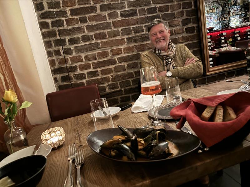 Kollege beim gemuetlichen Abendessen mit einem Bier