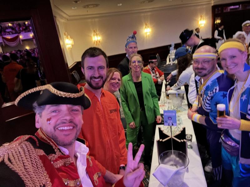 Team im Kostuem beim Koelner Karneval
