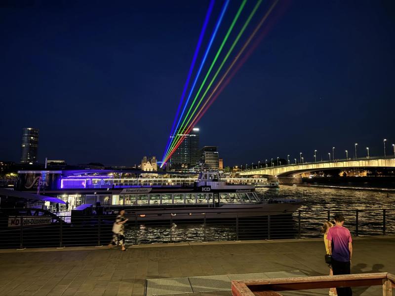 Abendliche Lasershow ueber dem Rhein in Koeln
