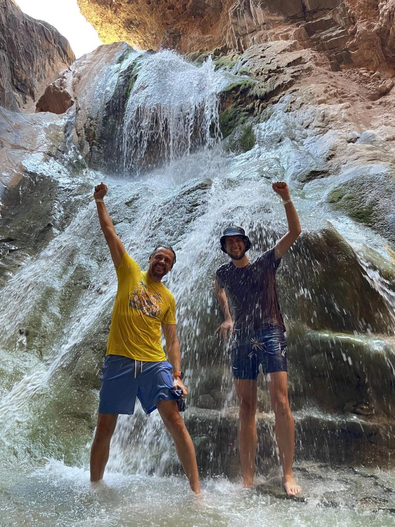Zwei Kollegen unter einem Wasserfall