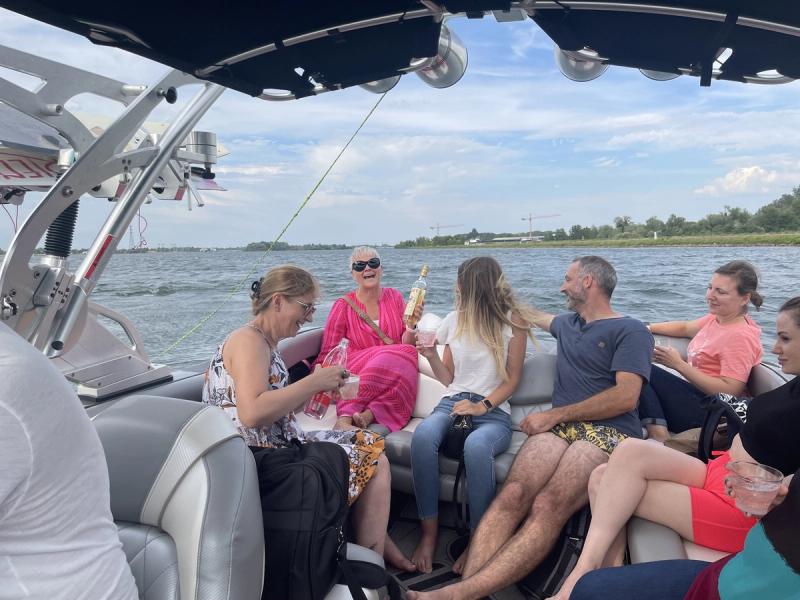 Gruppe geniesst eine Bootstour auf dem See