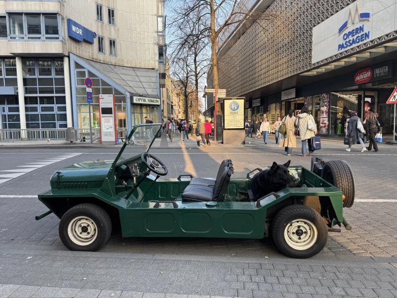 Klassischer offener Gelaendewagen in der Koelner Innenstadt