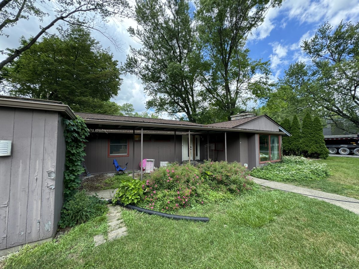 Before photo of Anderson home prior to front yard deck and pergola construction