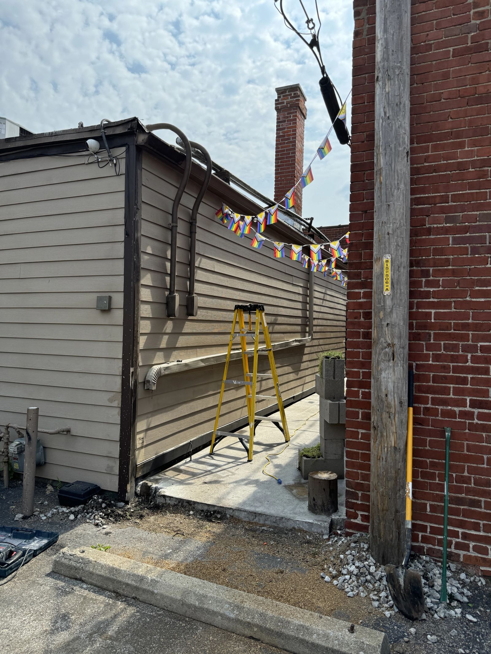 Before photo of narrow alley in downtown Indianapolis prior to storage structure construction